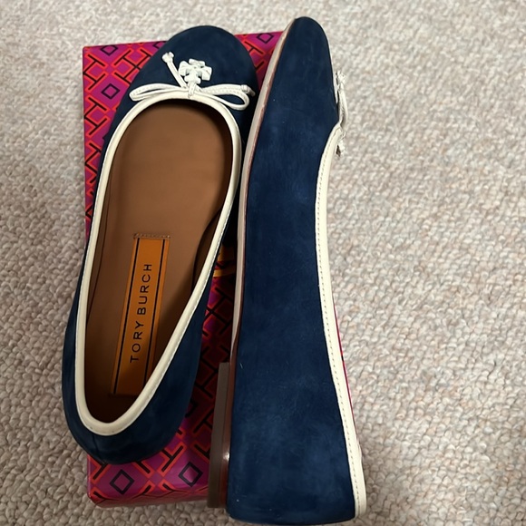 Tory Burch Logo Charm Ballet Flats - Picture 9 of 14